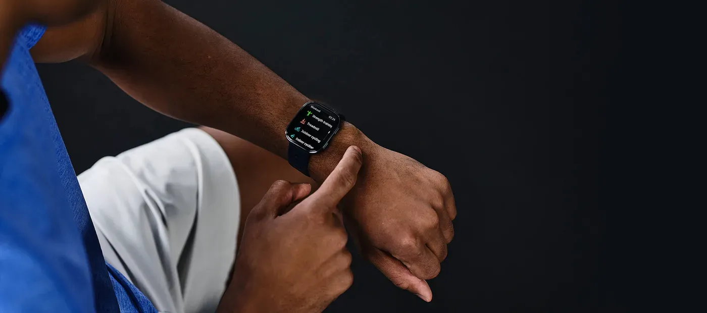 Un poignet portant l'Amazfit Bip 6, le menu des modes sportifs affiché à l'écran