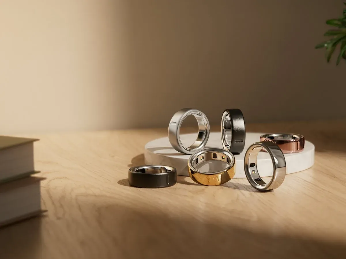 Les six finitions de l'Oura Ring 4 posées sur une table en bois